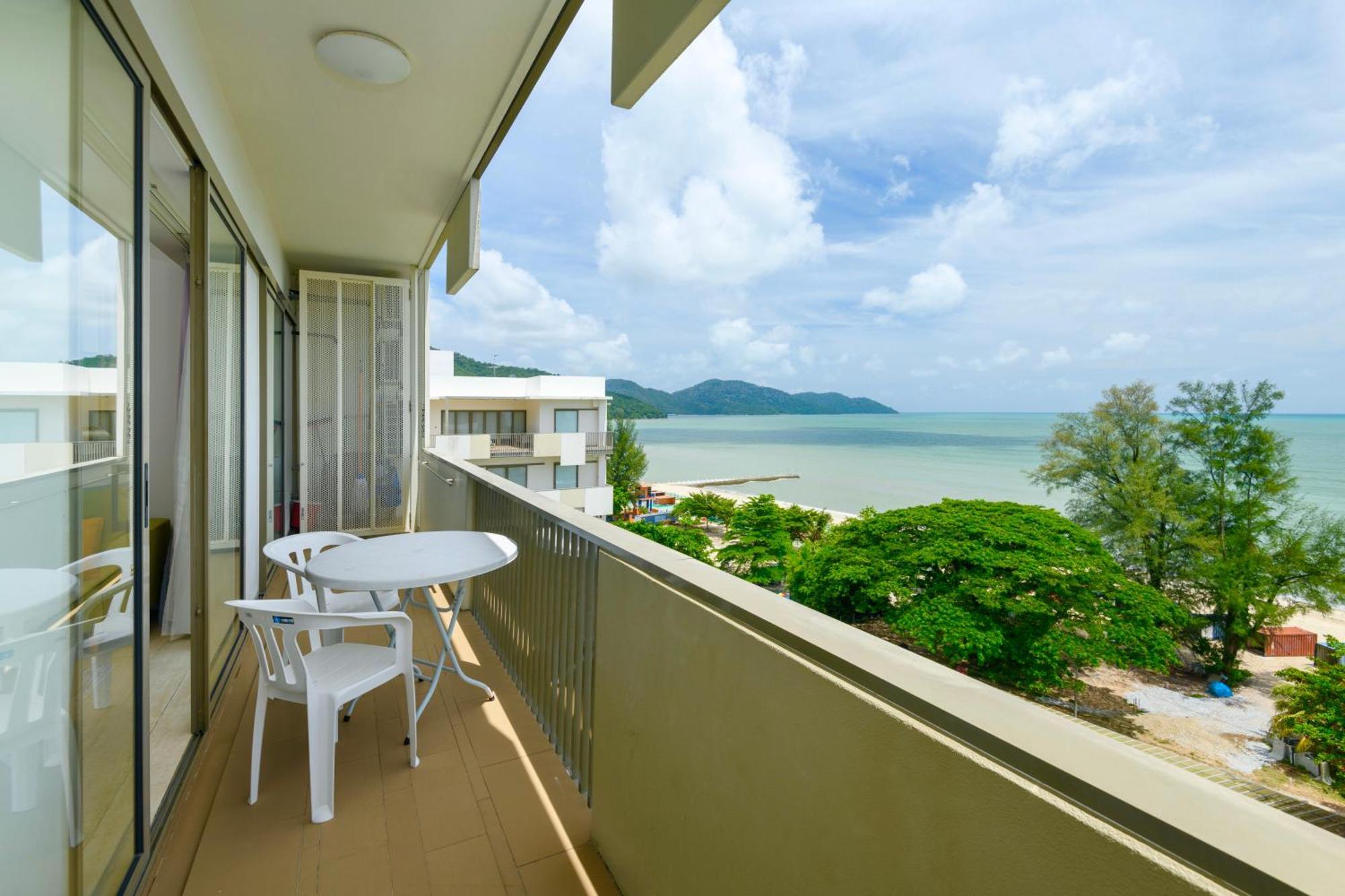 By The Sea Beach Front Apartment 峇都丁宜 外观 照片